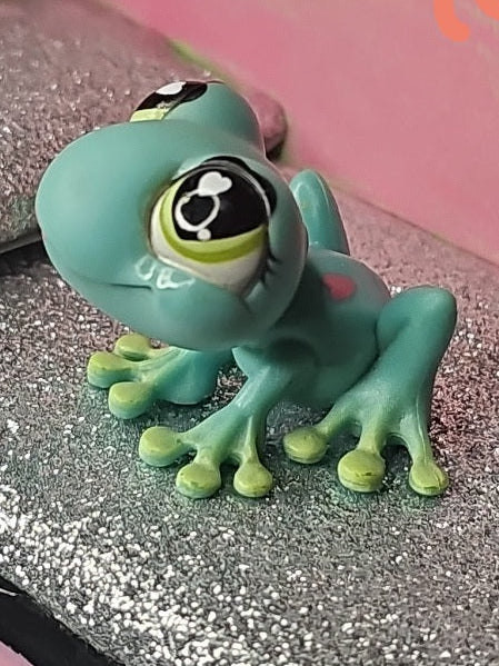 Littlest Pet Shop Valentine Teal and Green #559 Frog Pink Hearts